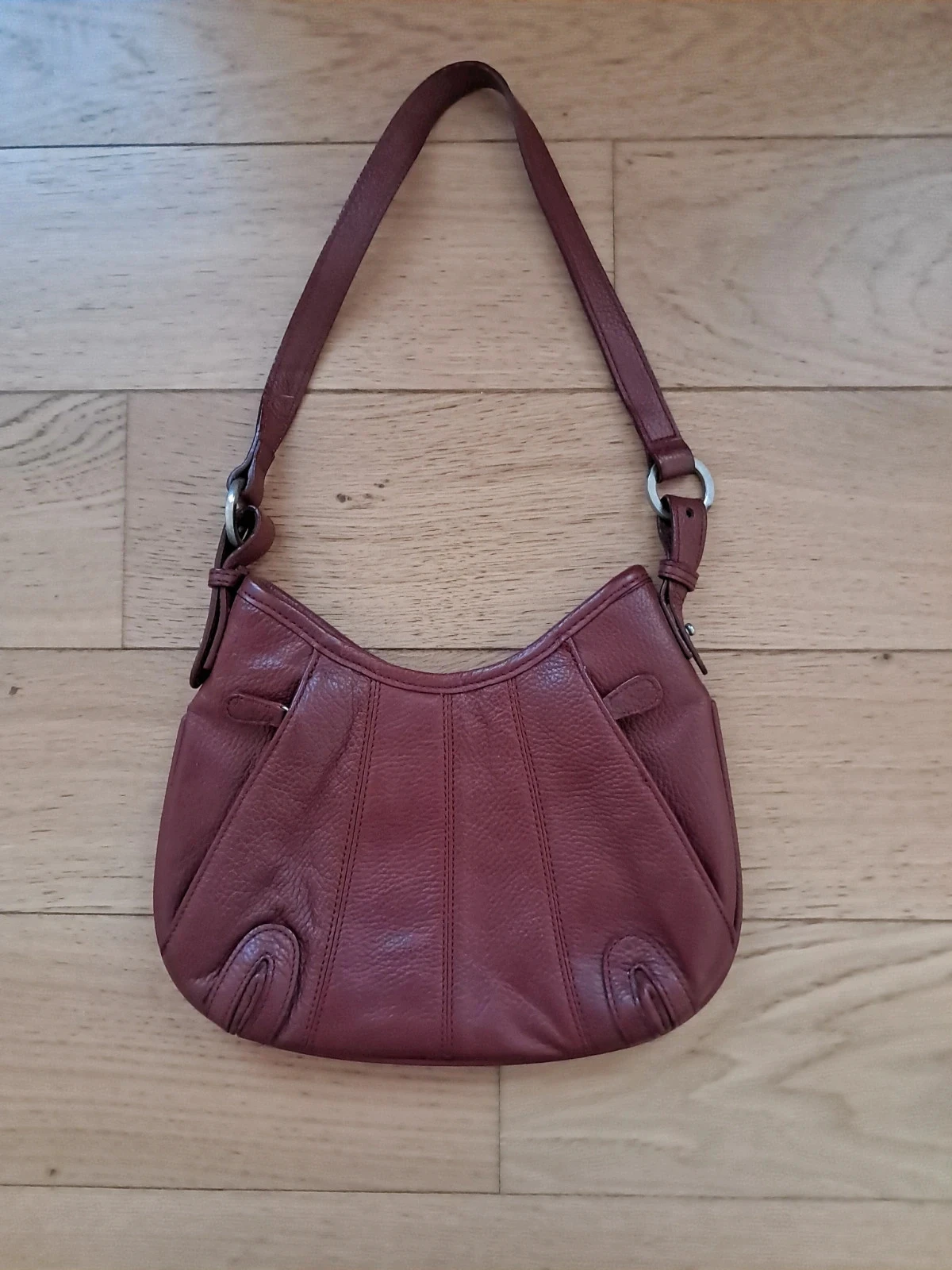 Sac à main rouge sombre bordeaux en cuir véritable grainé